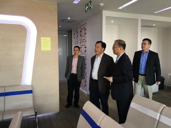 張學(xué)武董事長視察集團南非簽注中心（圖）